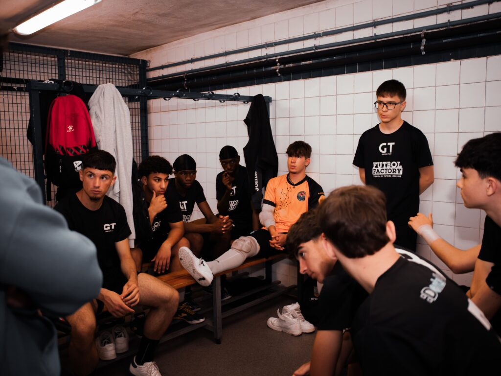 El equipo preparando la táctica antes del partido.